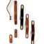 OBLONG Griff aus Leder und Zamak mit elegantem modernem Design an einer modernen Schubladenfront montiert.