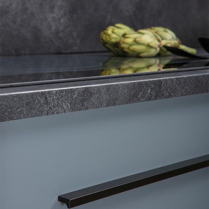 ANGLE Aluminium-Profilgriff mit geraden Linien und keilförmiger Front an einer modernen Möbelschublade.