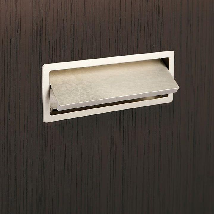 RASO Einlassgriff aus Zamak mit schlichtem, linearem Design, bündig in eine moderne Möbelfront eingelassen.