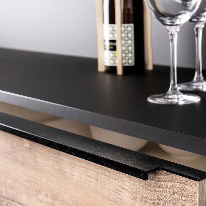 LINEAR 19 Aluminium-Profilgriff mit minimalistischem Kantendesign an einer modernen Schranktür montiert.