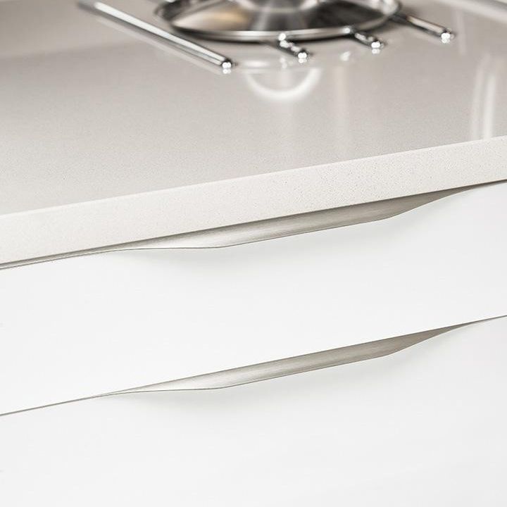 FORMA Kantenmöbelgriff aus Aluminium für Schrank- und Schubladenfronten mit modernem geschwungenem Design