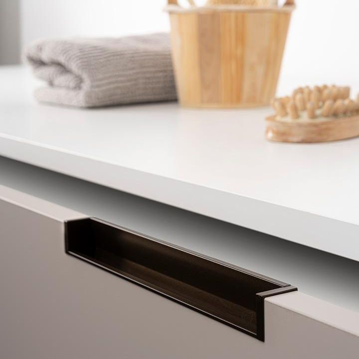 HEXXA Aluminium-Profilgriff mit abgeschrägtem integriertem Design an einer modernen Küchenschranktür montiert.